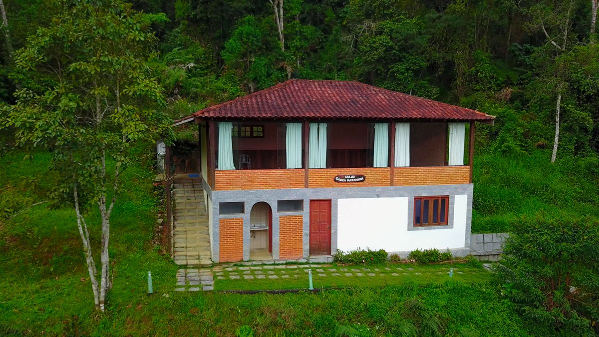 Casa de dois andares voltada para o vale — Bangalô Lalita, Gaura Mandir, Teresópolis