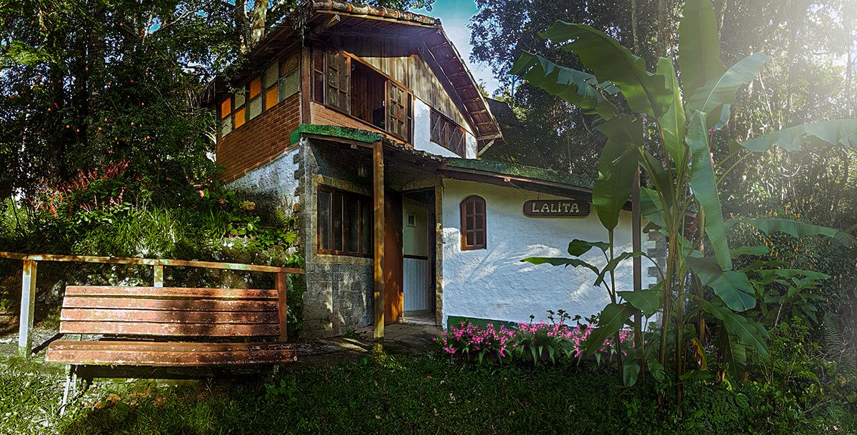 Bangalô Lalita, branco com esquadrias verdes