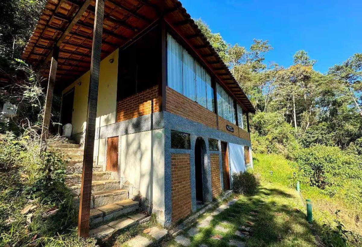 Casa de dois andares entre as árvores