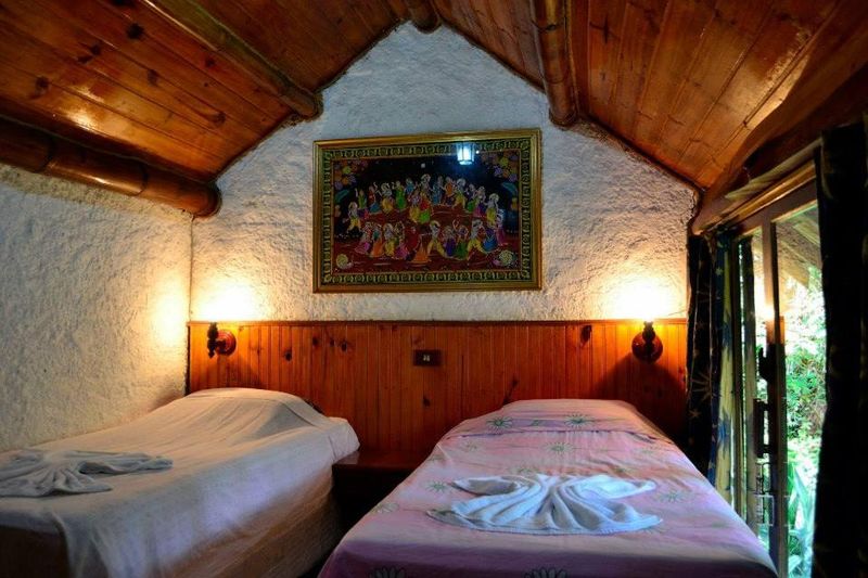 Quarto do Govinda sob o telhado de madeira — Chalé Govinda, Gaura Mandir, Teresópolis