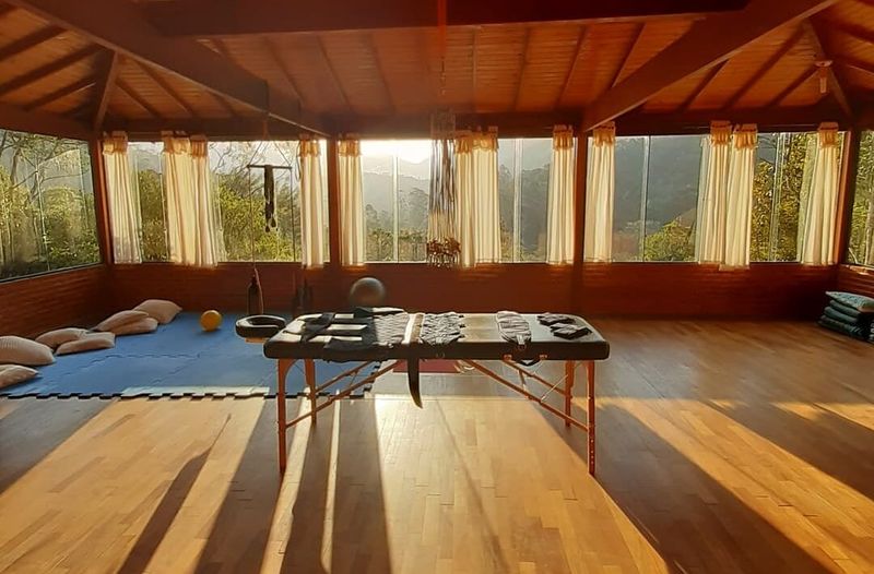 Salão Gaura Naráyana na luz rasante do fim da tarde
