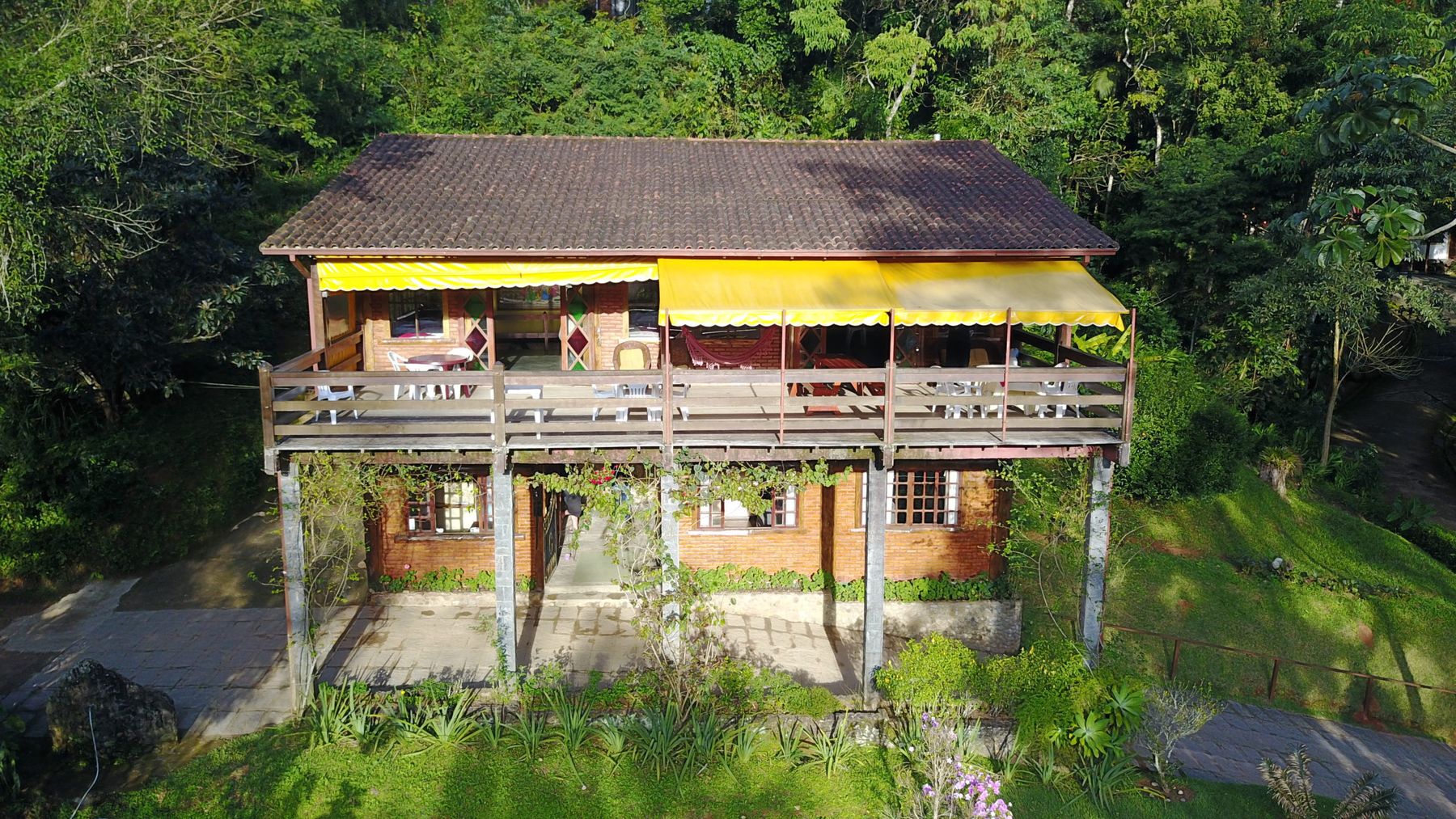 A sede vista de cima, com o toldo amarelo do deck panorâmico