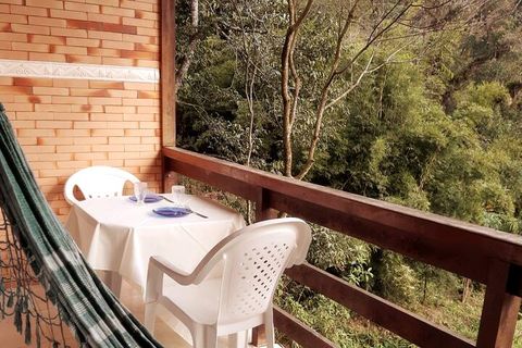 Varanda da suíte, com rede e mesa posta — Suítes Panorâmicas, Gaura Mandir, Teresópolis